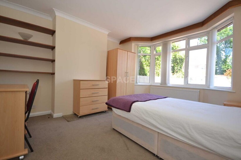 Courts Road, Reading RG6 7DJ 1 bed in a house share to rent - £695 pcm (£160 pw)