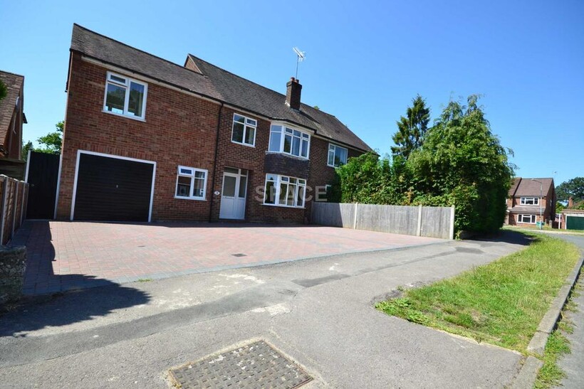 Courts Road, Reading RG6 7DJ 1 bed in a house share to rent - £695 pcm (£160 pw)