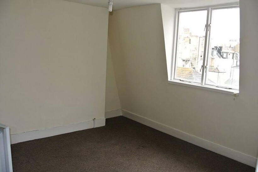 Burlington Street, Brighton BN2 1AU Apartment to rent - £600 pcm (£138 pw)