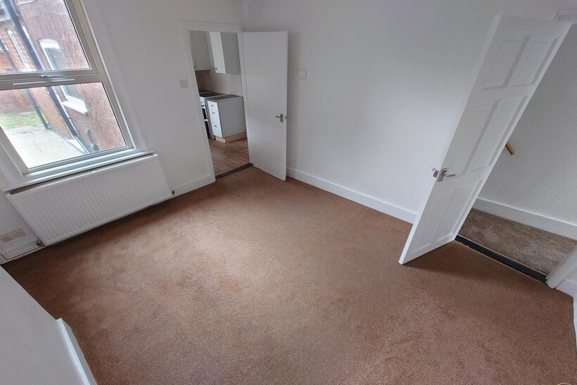 Mabel Road, Bedford MK42 2 bed terraced house to rent - £1,100 pcm (£254 pw)