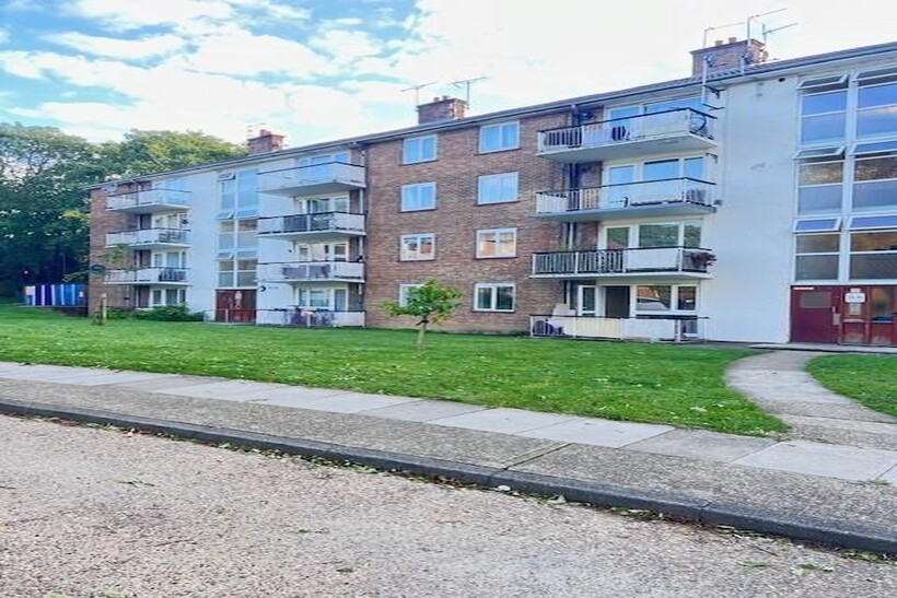 Victoria Grove, London, N12 2 bed flat to rent - £1,800 pcm (£415 pw)