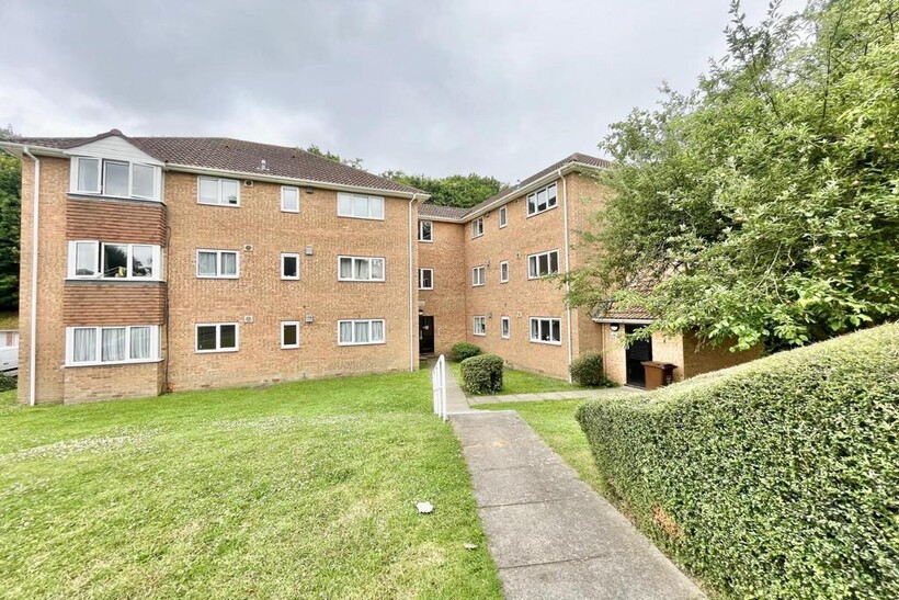 Findlay Close, Rainham 2 bed flat to rent - £1,100 pcm (£254 pw)