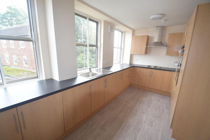 Omega House 6 bed flat to rent - £588 pcm (£136 pw)