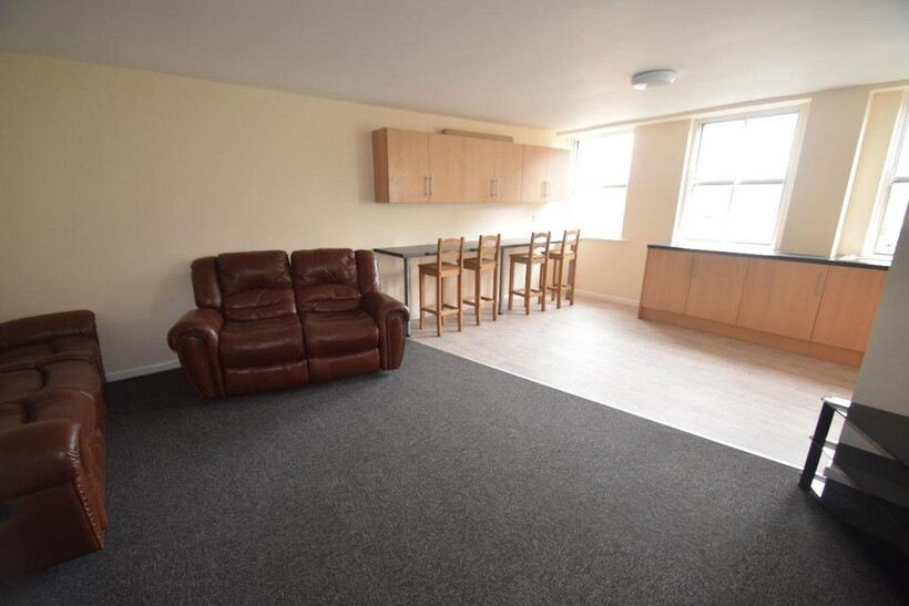 Omega House 6 bed flat to rent - £588 pcm (£136 pw)