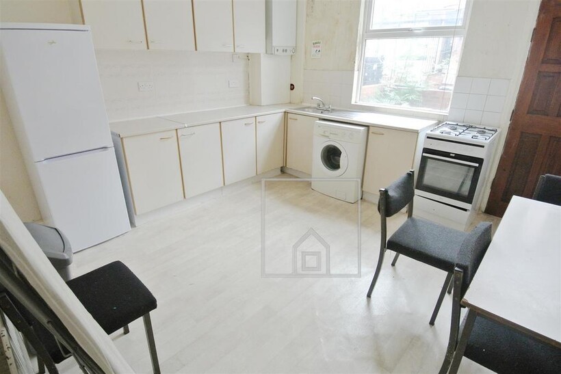 Spring Grove Walk, Hyde Park, Leeds 4 bed house to rent - £1,350 pcm (£312 pw)