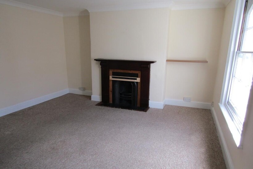 Victoria Street, Essex CO12 2 bed maisonette to rent - £850 pcm (£196 pw)