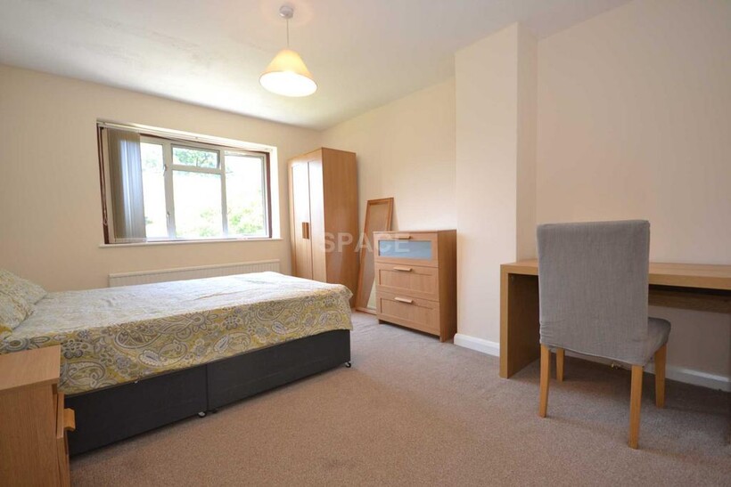 Courts Road, Reading RG6 7DJ 1 bed in a house share to rent - £695 pcm (£160 pw)