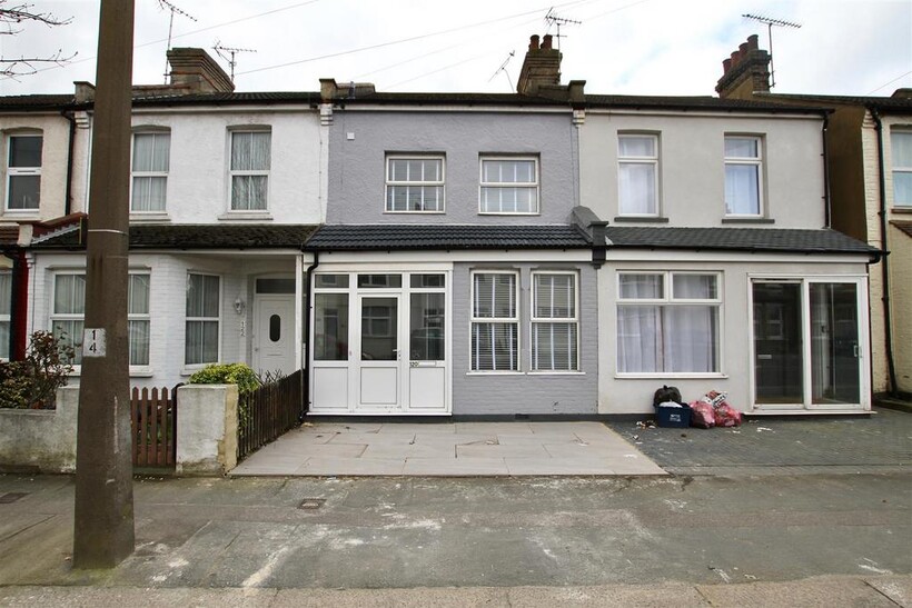 North Avenue, Southend-On-Sea 3 bed terraced house to rent - £1,600 pcm (£369 pw)