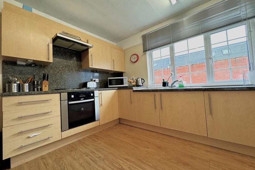 8A Queens Road, Hampshire GU14 1 bed in a flat share to rent - £650 pcm (£150 pw)