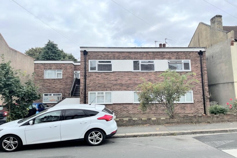 Prospect Road, Woodford Green... 1 bed apartment to rent - £1,500 pcm (£346 pw)