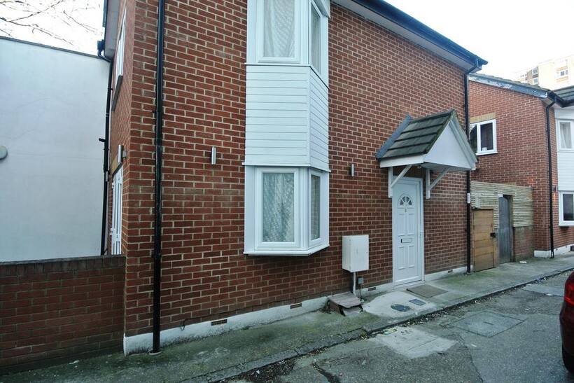 Patrol Place, London SE6 1 bed terraced house to rent - £1,600 pcm (£369 pw)