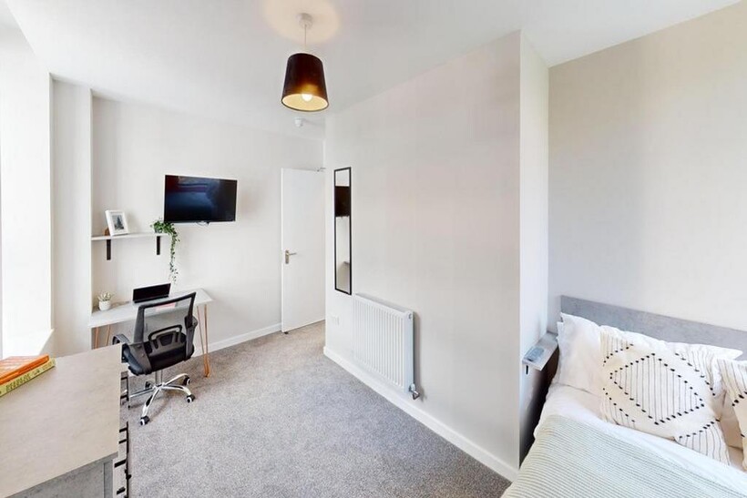 A bright and spacious double bedroom, perfect f...