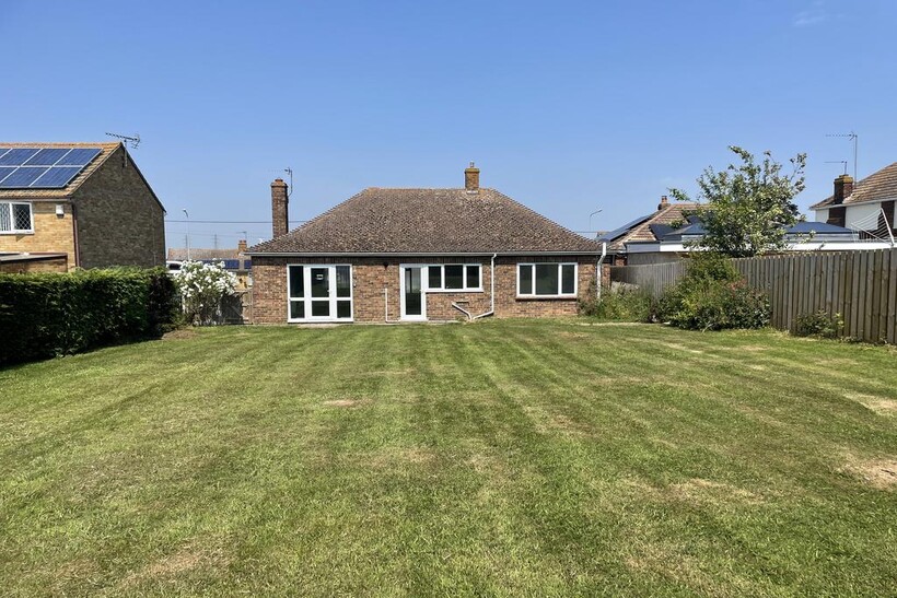 Queenborough Road, Minster On Sea ME12 2 bed detached bungalow to rent - £1,500 pcm (£346 pw)