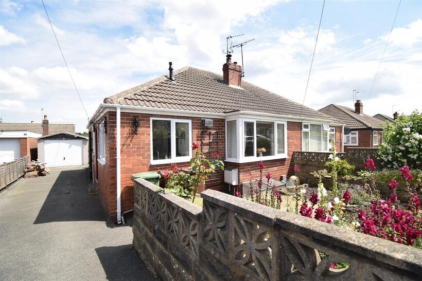 Greenfield Avenue, West Yorkshire WF5 2 bed semi-detached house to rent - £700 pcm (£162 pw)