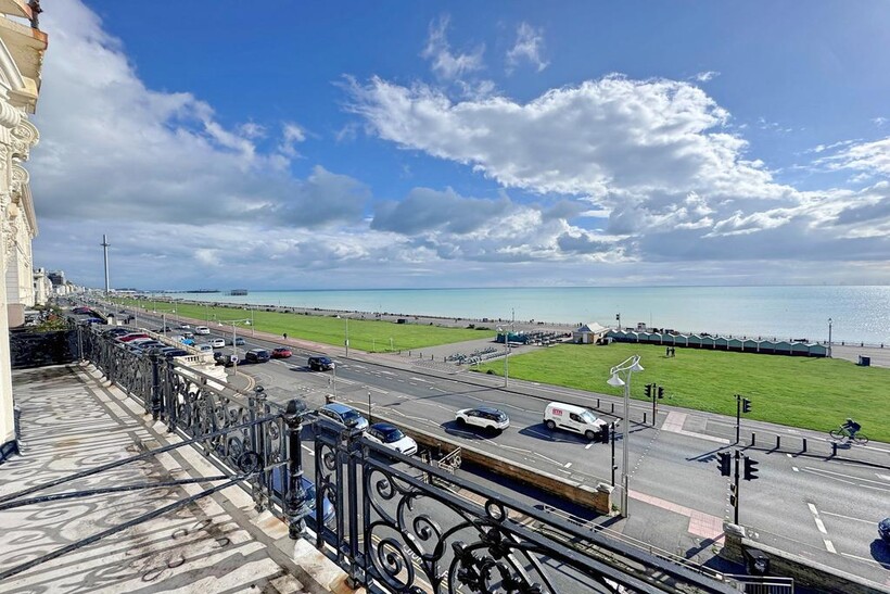 Adelaide Mansions, Hove 1 bed apartment to rent - £1,500 pcm (£346 pw)