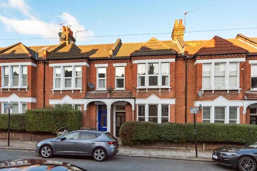 Hazelbourne Road, London SW12 2 bed flat to rent - £2,300 pcm (£531 pw)