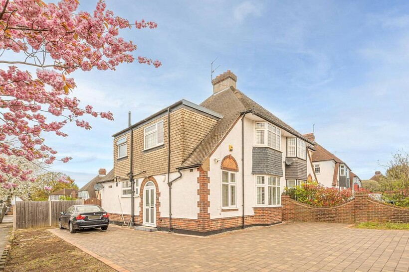 Marsh Lane, Mill Hill, London, NW7 3 bed semi-detached house to rent - £3,150 pcm (£727 pw)