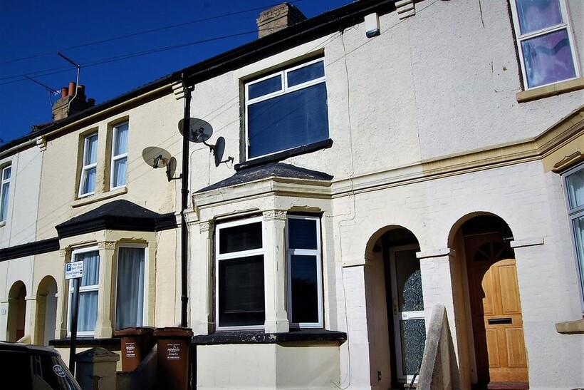 Trinity Road, Gillingham ME7 3 bed terraced house to rent - £1,500 pcm (£346 pw)