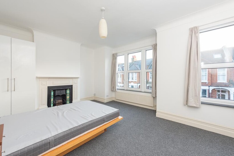 Hazelbourne Road, London SW12 2 bed flat to rent - £2,300 pcm (£531 pw)