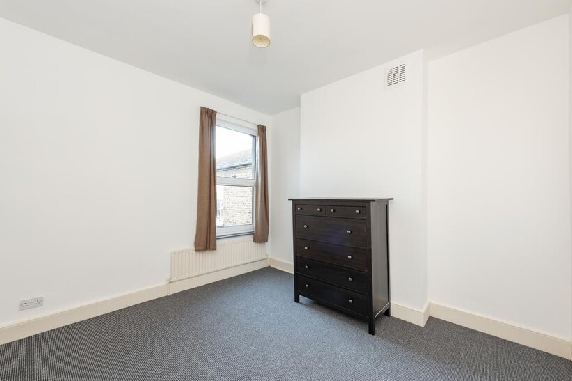 Hazelbourne Road, London SW12 2 bed flat to rent - £2,300 pcm (£531 pw)