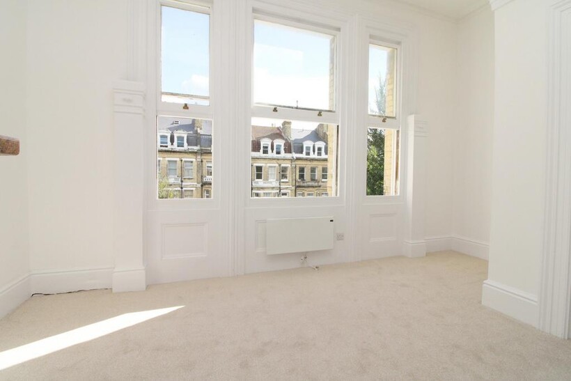 First Avenue, Hove 1 bed apartment to rent - £1,050 pcm (£242 pw)