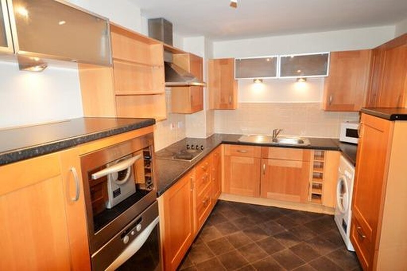 Royal Plaza, Westfield Terrace... 3 bed apartment to rent - £1,425 pcm (£329 pw)