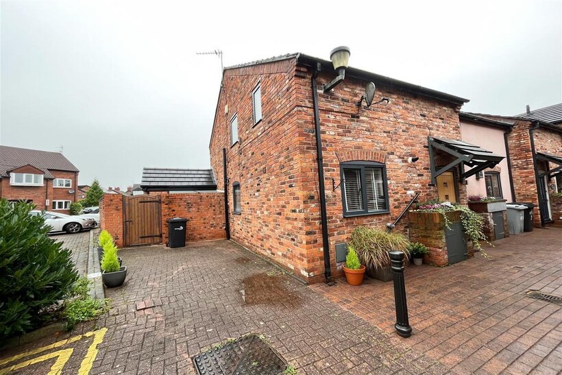 Highgrove Mews, Wilmslow 2 bed house to rent - £1,700 pcm (£392 pw)