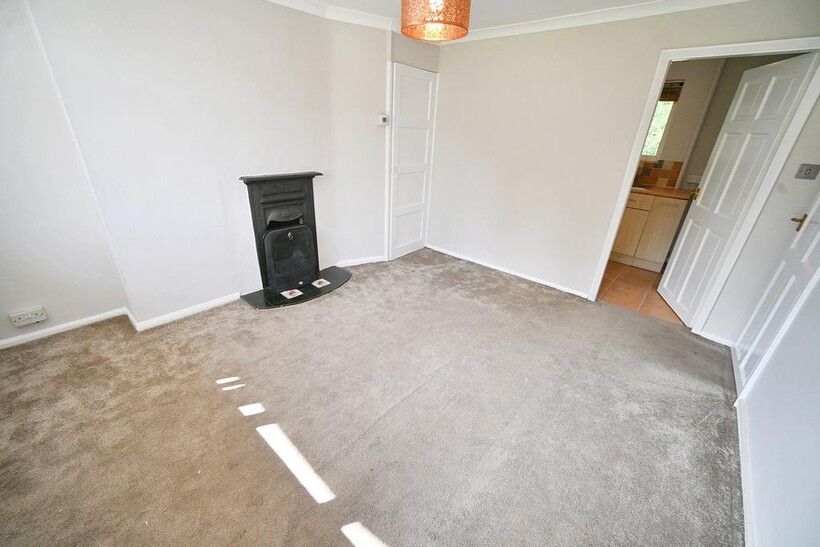 Woodhouse Road North, Wolverhampton WV6 2 bed flat to rent - £700 pcm (£162 pw)