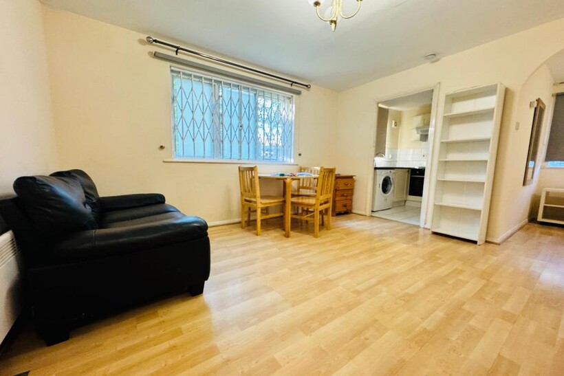 Grinstead Road, London SE8 1 bed flat to rent - £1,300 pcm (£300 pw)