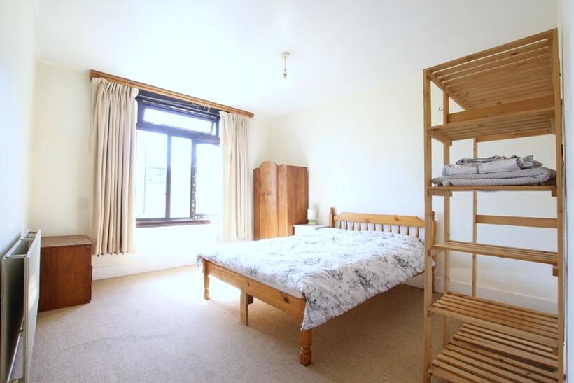 Selkirk Road, London SW17 4 bed terraced house to rent - £2,900 pcm (£669 pw)