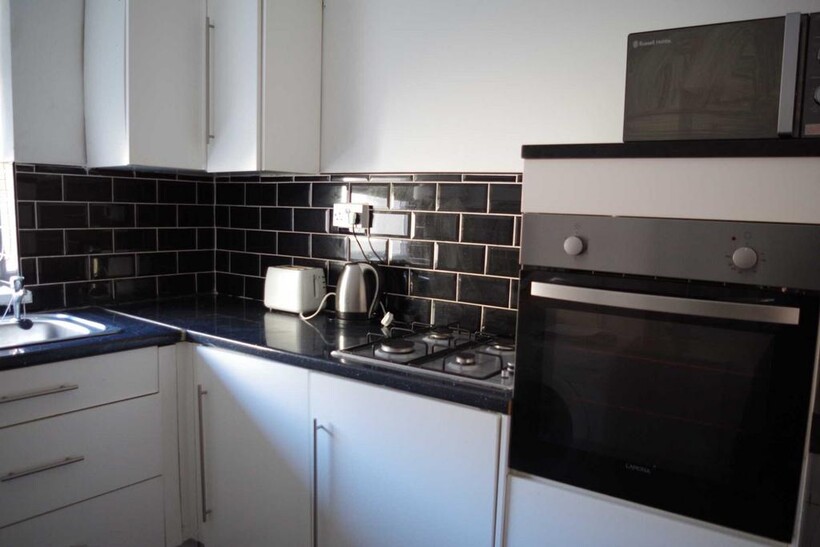 Needham Road, Kensington 3 bed house share to rent - £433 pcm (£100 pw)