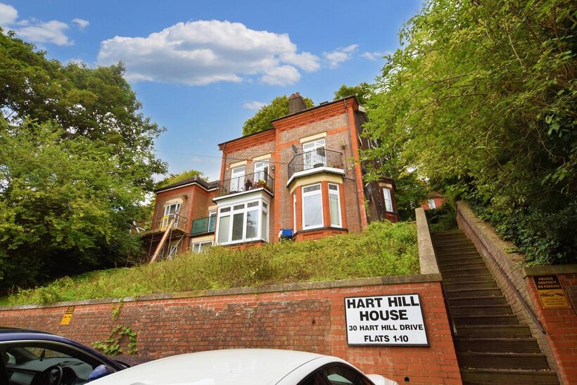 30 Hart Hill Drive, Luton LU2 1 bed flat to rent - £1,000 pcm (£231 pw)