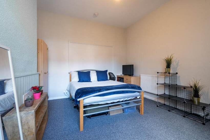 Carholme Road - Student House - 25/26 6 bed terraced house to rent - £400 pcm (£92 pw)