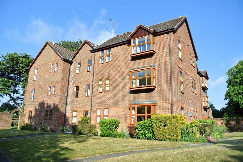 Rochester Court, South Canterbury 2 bed flat to rent - £1,100 pcm (£254 pw)