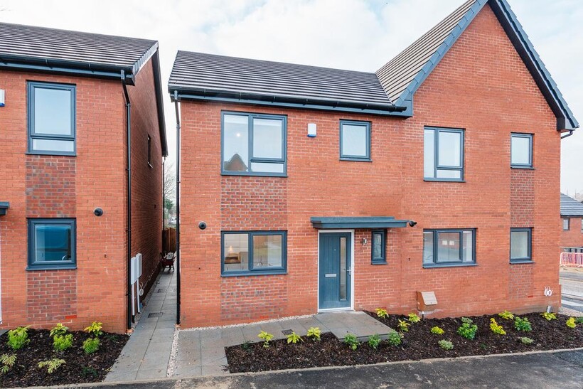 at Irwell View, Tallow Place, Bury... 3 bed house to rent - £1,390 pcm (£321 pw)