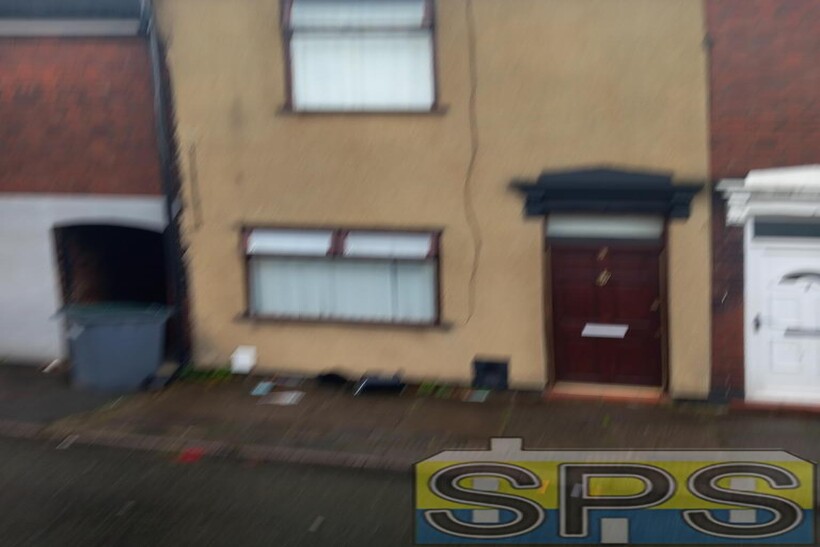 Baskerville Road, Stoke-on-Trent ST1 2 bed terraced house to rent - £585 pcm (£135 pw)