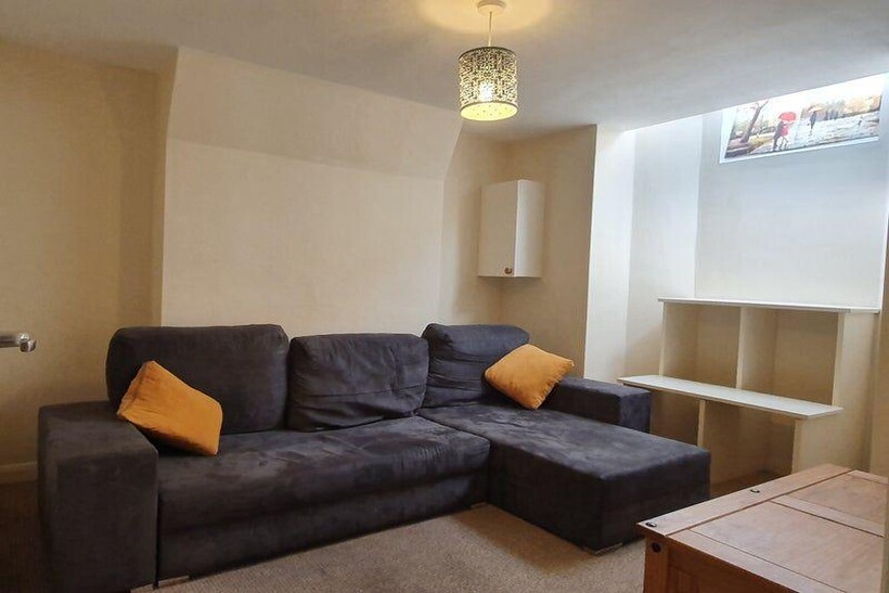 Northampton NN1 1 bed in a house share to rent - £450 pcm (£104 pw)