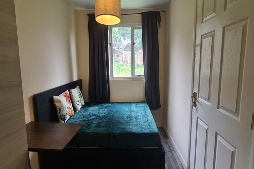 Abbots Road, Edgware, HA8 House share to rent - £595 pcm (£137 pw)
