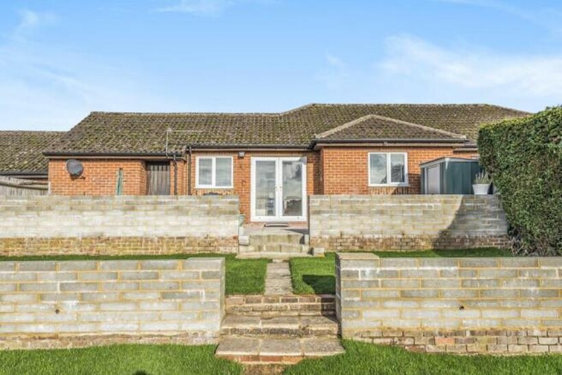 Dane Close, Amersham, HP7 2 bed bungalow to rent - £1,800 pcm (£415 pw)