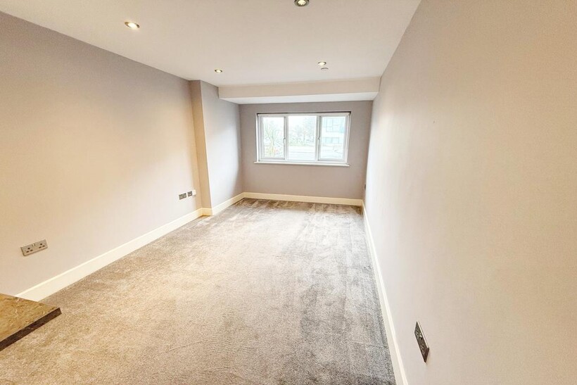 Kingsway, Hove BN3 1 bed flat to rent - £1,050 pcm (£242 pw)