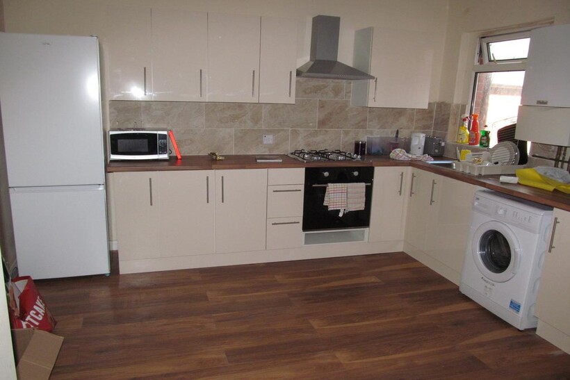 Wokingham Road, Reading RG6 3 bed flat to rent - £1,500 pcm (£346 pw)