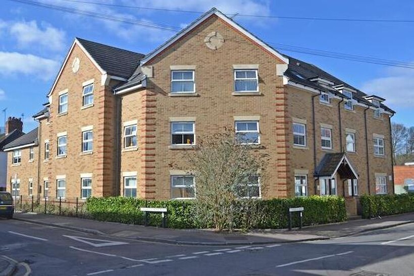 WOKING 2 bed ground floor flat to rent - £1,295 pcm (£299 pw)