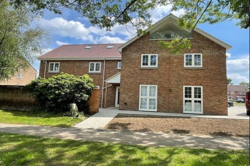 WHITMORES CLOSE, EPSOM, KT18 2 bed apartment to rent - £1,650 pcm (£381 pw)