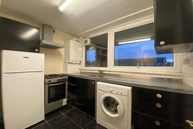 Shellness Road, London E5 2 bed flat to rent - £1,800 pcm (£415 pw)