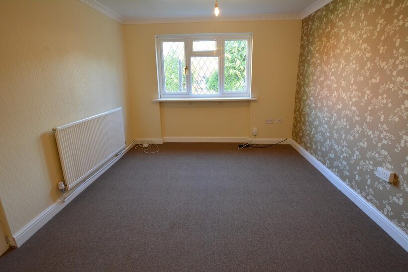 Sholing Close, Wolverhampton WV8 3 bed semi-detached house to rent - £1,100 pcm (£254 pw)