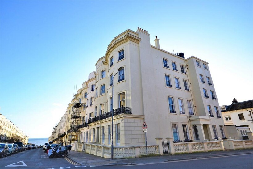 Brunswick Place, Hove 1 bed flat to rent - £1,000 pcm (£231 pw)