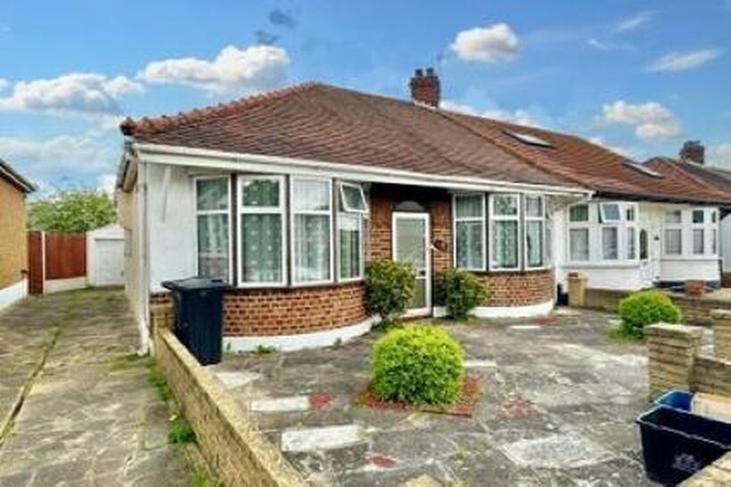 Tunstall Avenue, Ilford, London, IG6 2 bed bungalow to rent - £1,798 pcm (£415 pw)