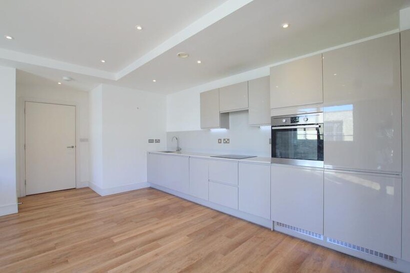 Knaresborough Drive, London SW18 3 bed apartment to rent - £3,500 pcm (£808 pw)